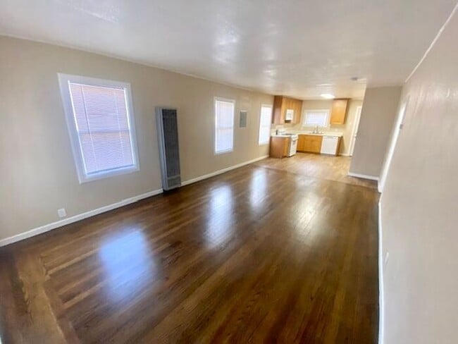 Building Photo - Beautifully Updated 2 Bed 1 Bath unit in Richmond Triplex -- AVAILABLE NOW !!!