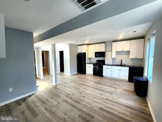 Building Photo - 352 E University Pkwy