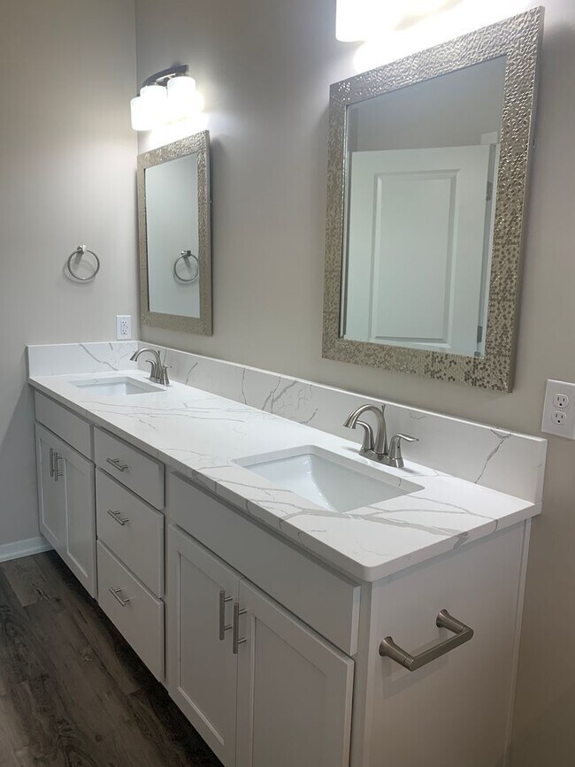 Building Photo - Beautiful 3 bedroom/3 bath daylight ranch townhome in SE Lincoln