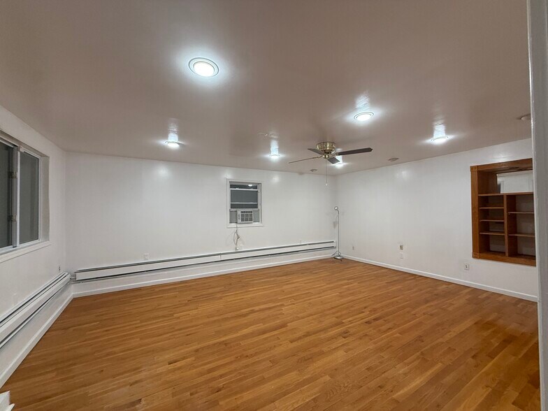 Building Photo - 7 Charles St