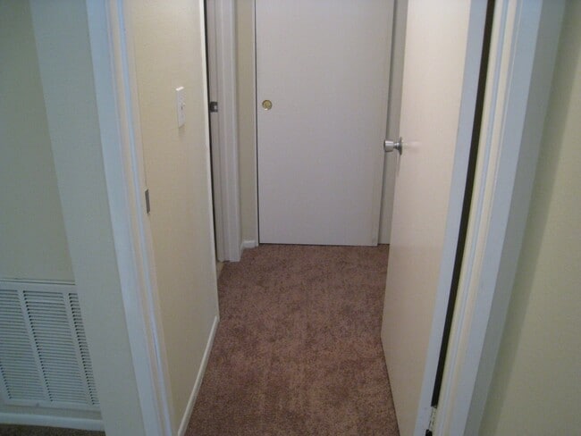 Building Photo - SPARKLING CONDO, UPPER UNIT!