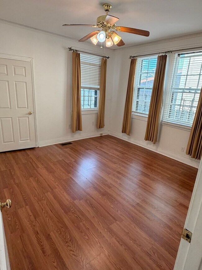 Building Photo - Large 3BD/2BA House Uptown with Driveway and Fenced Backyard