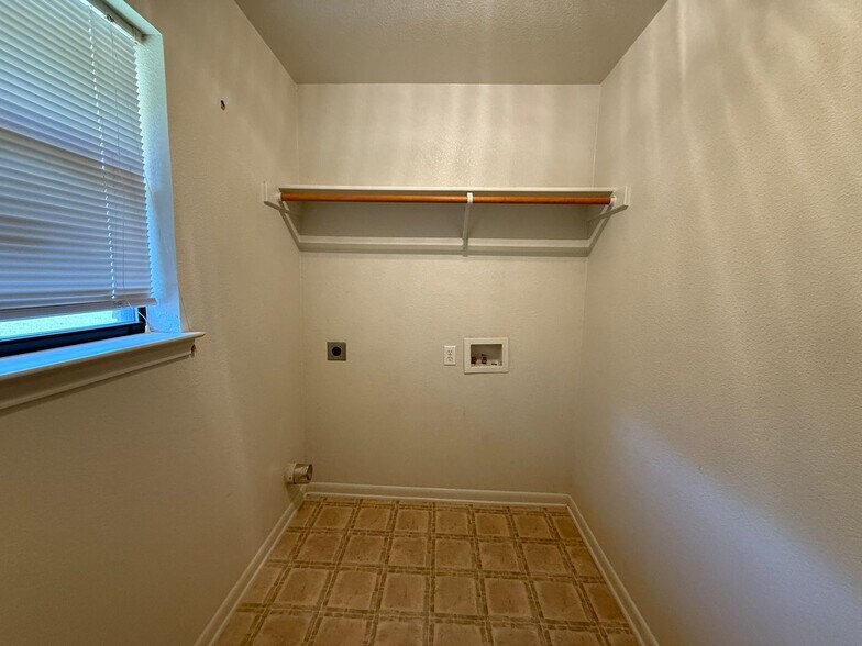 Building Photo - 1100 Lansberry Ct