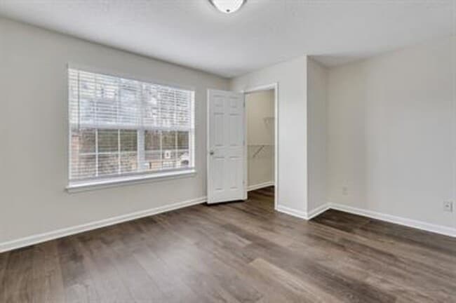 Building Photo - SUMMER MOVE-IN SPECIAL: $250 OFF 1ST MONTH...