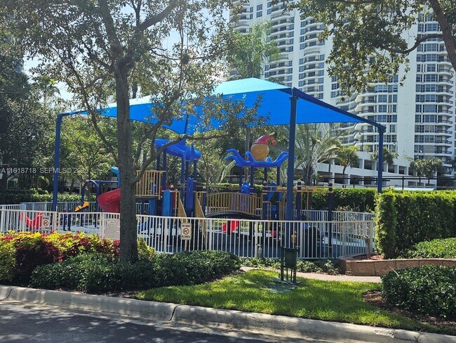 Building Photo - 3600 Mystic Pointe Dr