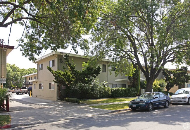 Primary Photo - 1012 Elm St