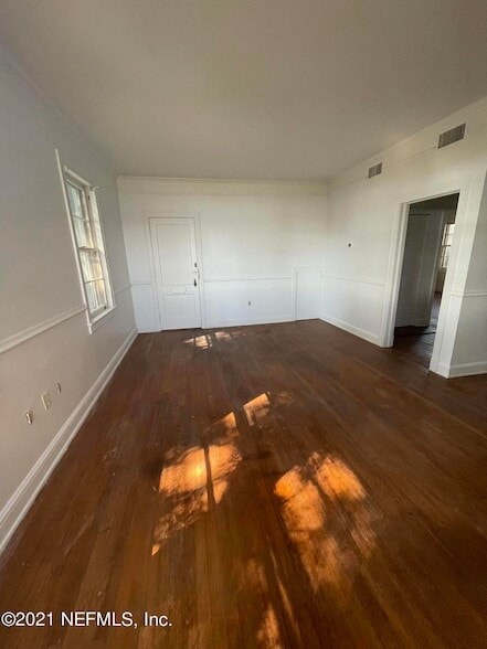 Building Photo - 2746 Vernon Terrace
