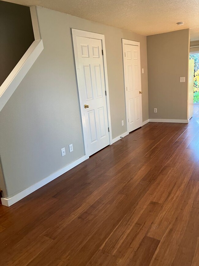 Building Photo - Townhouse, 1.5 bath, w/d in unit, private back patio, all dogs welcome!