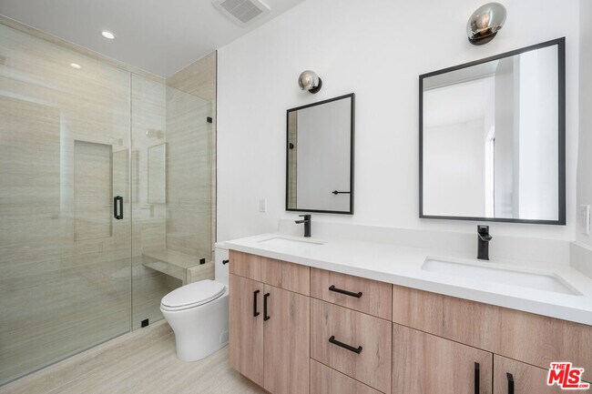 Building Photo - 726 Robinson St