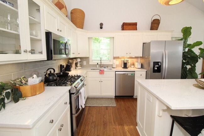 Building Photo - 1401 NE Dysart Woods Ln