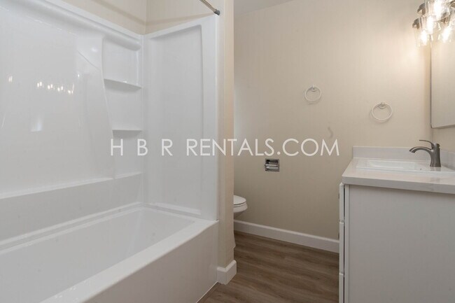 Building Photo - Stylishly Updated Home with Modern Kitchen and Fresh Flooring in Manteca