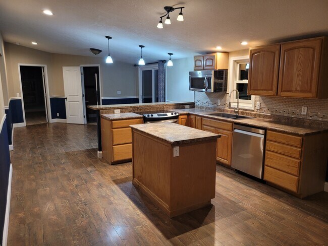 Building Photo - 11665 Blaney Rd S