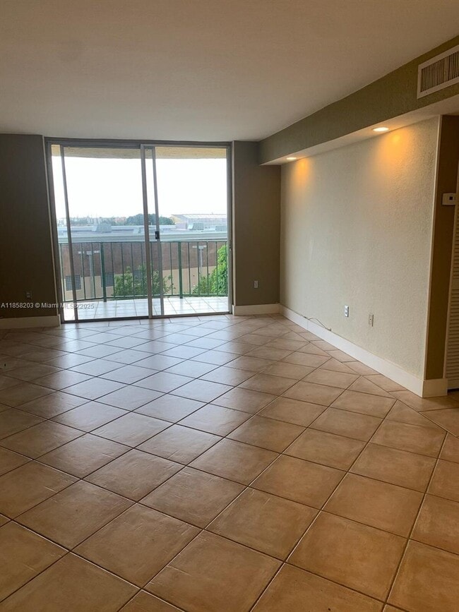 Building Photo - 9310 Fontainebleau Blvd