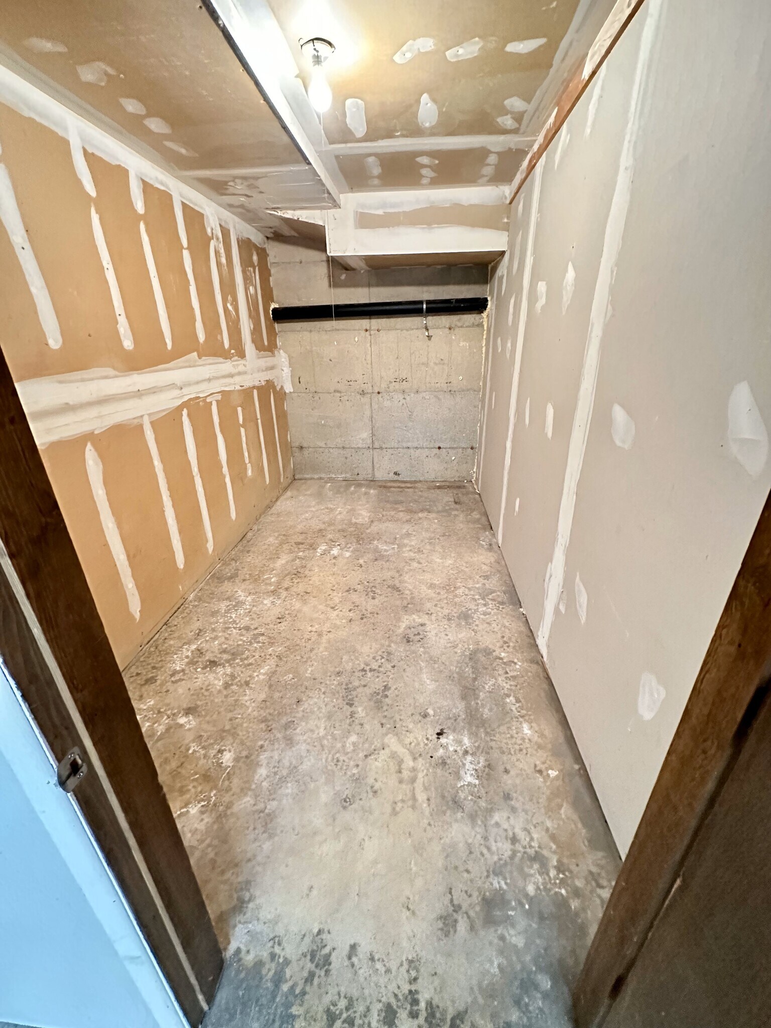 Additional large storage unit available - 14537 NE 40th St