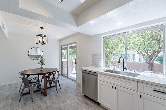 Building Photo - Live in luxury in this Scottsdale condo!