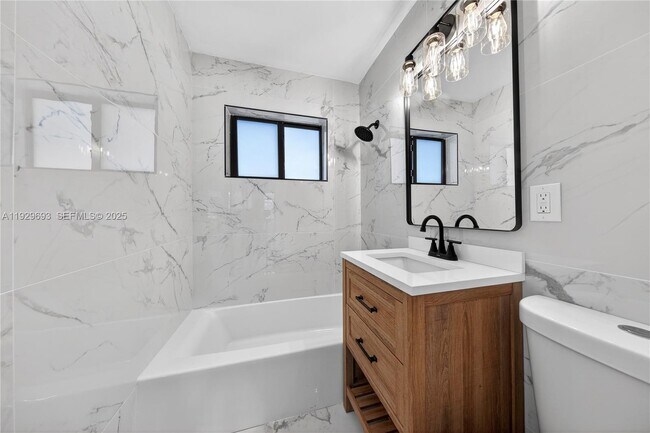 Building Photo - 2633 NE 13th Ave