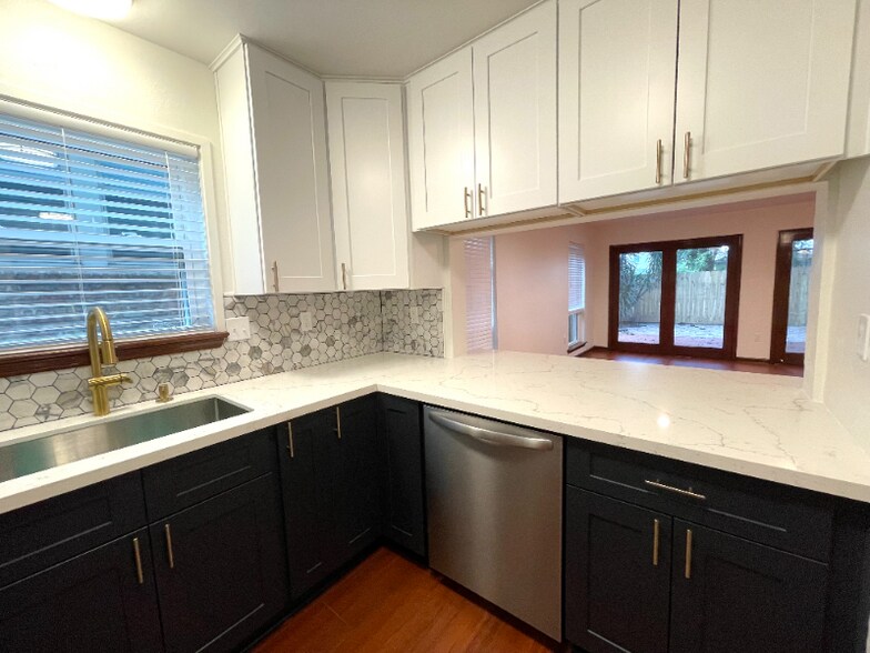 Building Photo - 218 Phosphor Ave