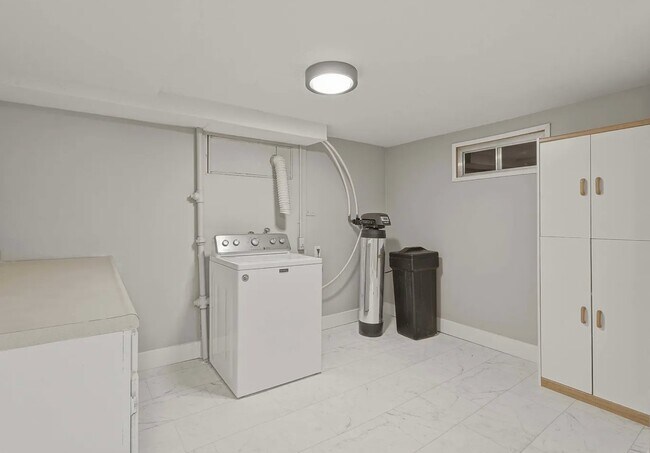 Building Photo - 403 Highland Dr