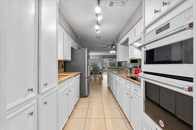 Building Photo - 883 Silverpines Rd