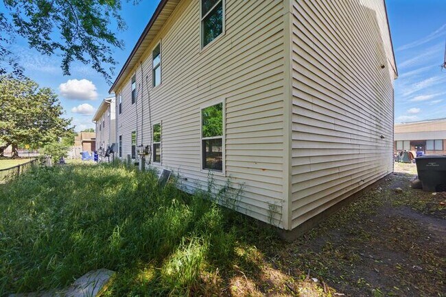 Building Photo - 711 Easy St