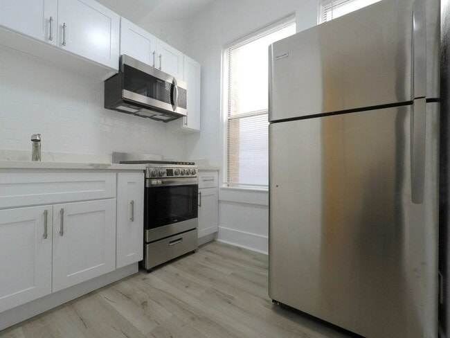 Building Photo - 518 7th St