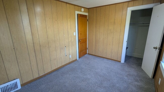 Building Photo - Charming 2-bedroom, 1-bathroom home locate...
