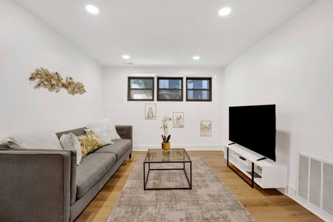 Building Photo - 503 W Wrightwood Ave