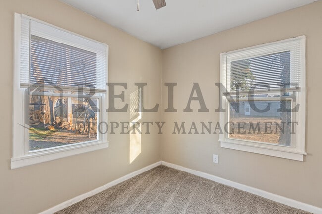 Building Photo - 110 N Doris St