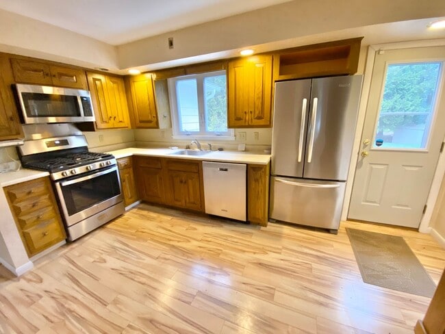 Building Photo - 4 Bedroom Home in Burlington VT Available 1/1/26!