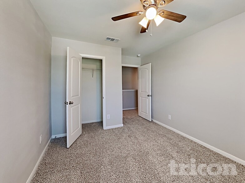 Building Photo - 824 Clark Dr