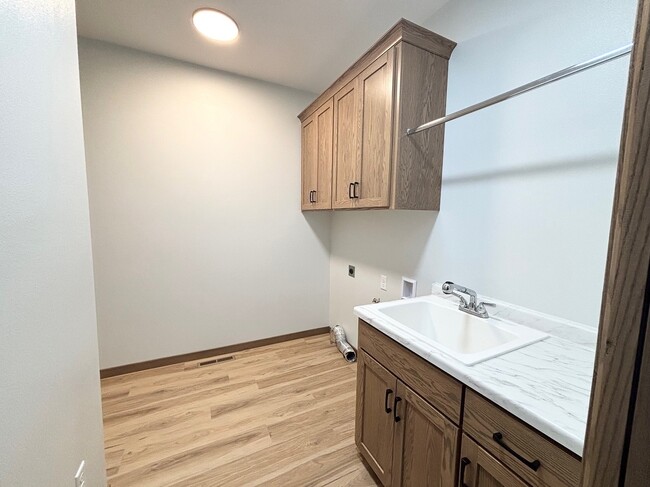 Building Photo - 577 Main St W