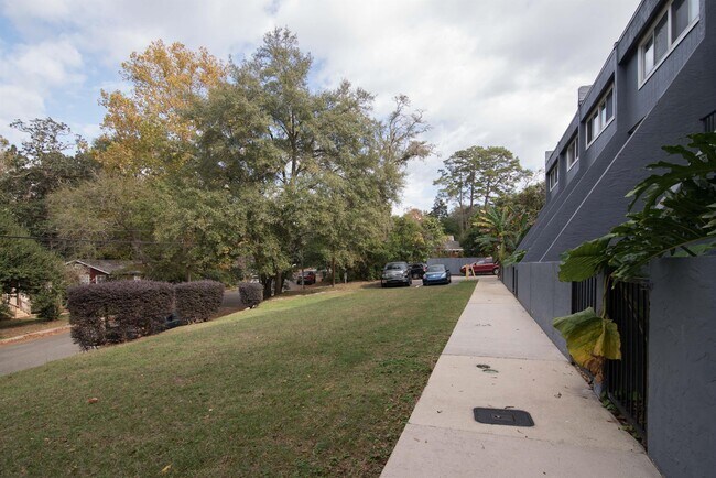 Building Photo - 830 E Park Ave
