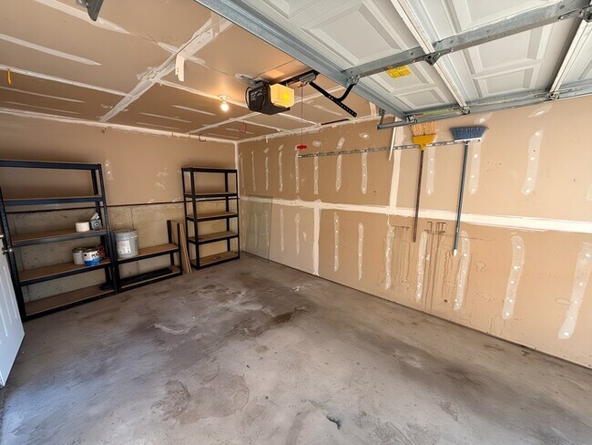 Building Photo - 2 Bed, 1.5 Bath Renovated Townhome!