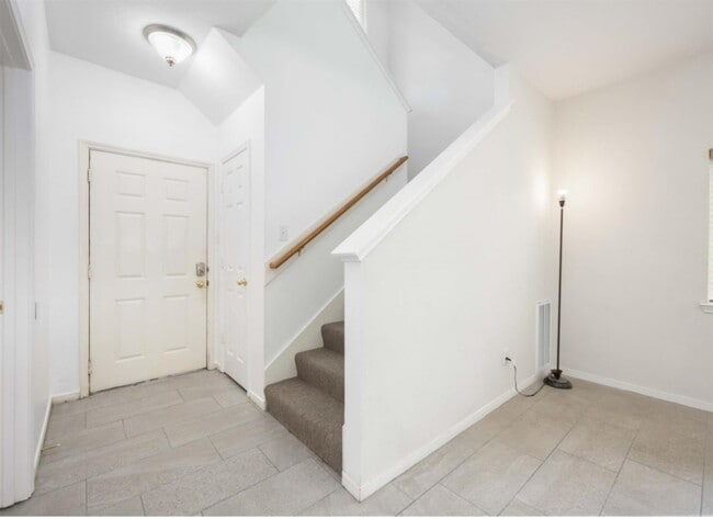 Building Photo - 20827 Settlers Lake Cir N