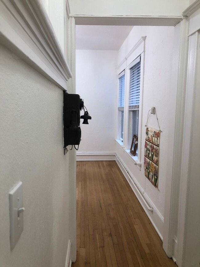 Building Photo - Cute CORNER 1 BR- high ceilings, clawfoot tub, up to 3 pets! NEW SPECIALS!