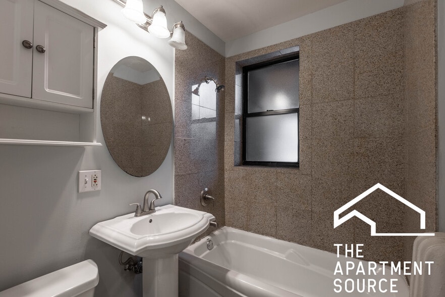 Building Photo - 748 W Addison