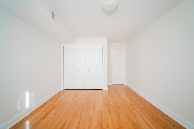 Building Photo - 515 Sheridan Rd