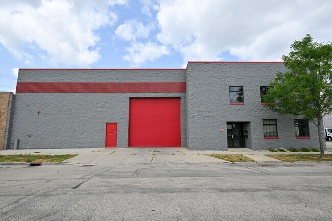 Building Photo - 2121 S 55th St