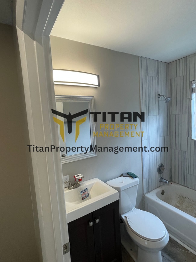 Building Photo - 2B/1B Townhome