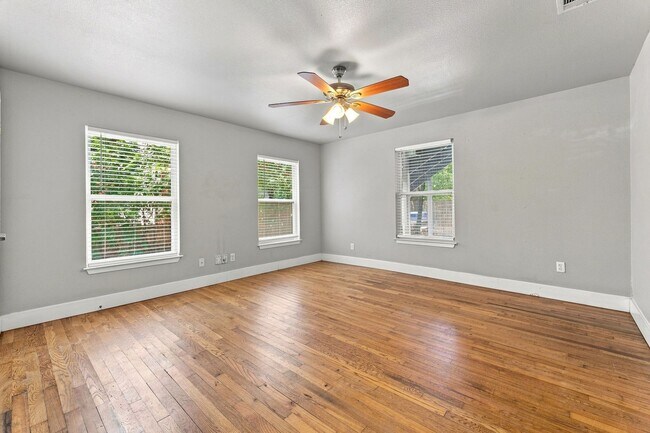 Building Photo - 4612 Bennett Ave