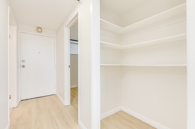 Building Photo - 2542 Date St