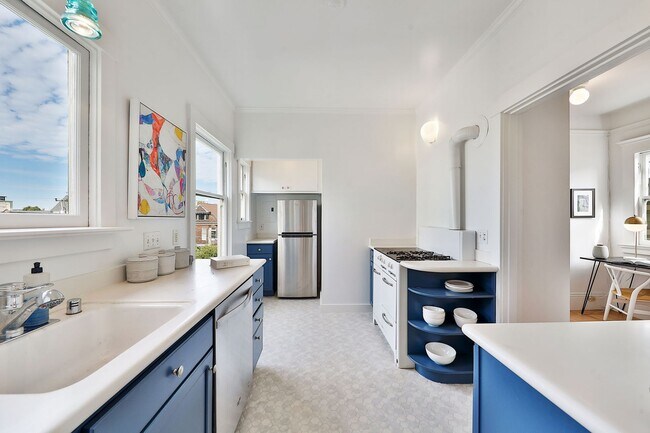 Building Photo - Cole Valley: Bright Top Floor Unfurnished 1 Bed 1 Bath with Garage Parking