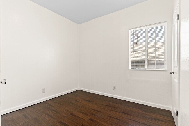 Building Photo - Fully Renovated 2-Bedroom in West Oakland ...