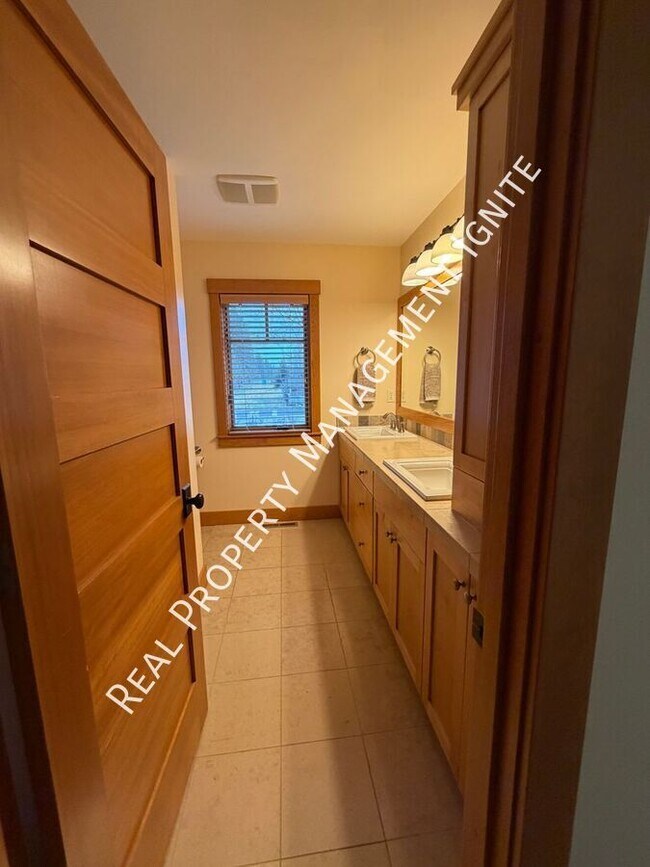 Building Photo - 453 S Pine St