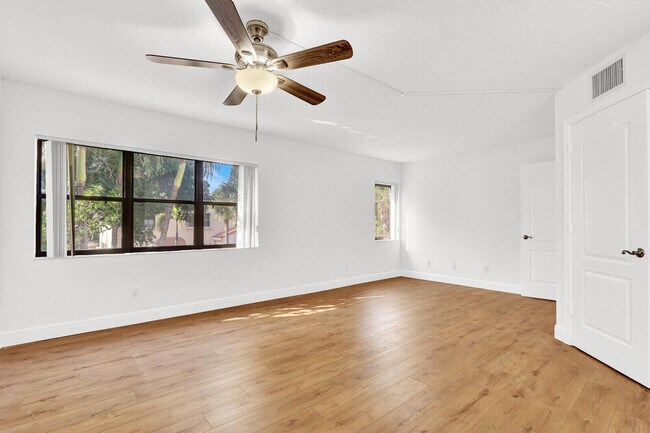 Building Photo - 52 Uno Lago Dr