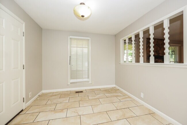 Building Photo - 702 Valley Green Dr