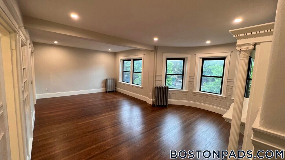Building Photo - 1855 Beacon St