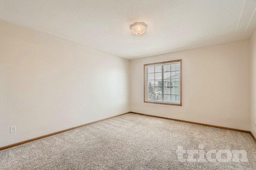 Building Photo - 7010 S Park Dr