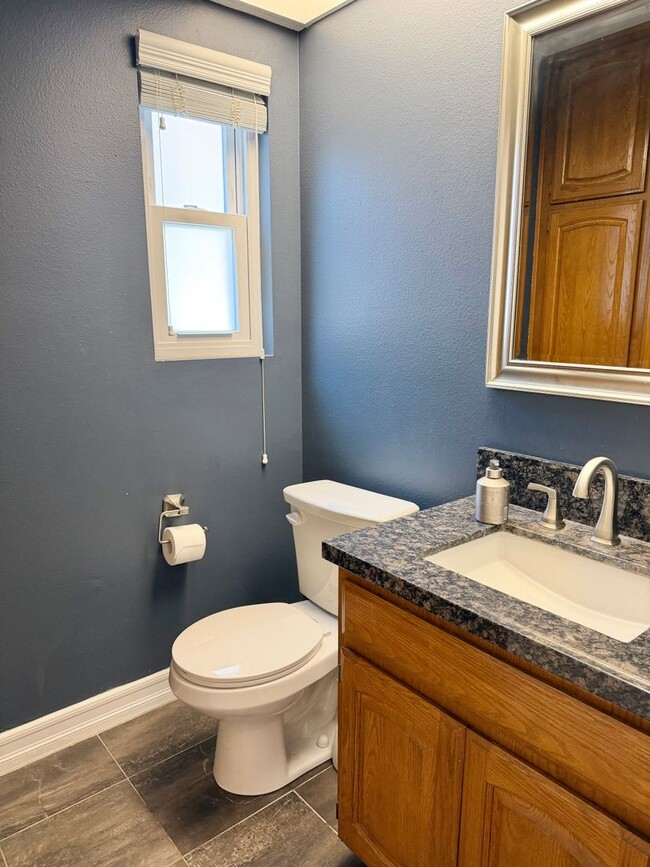 Building Photo - Spacious 3 Bedroom Townhouse 3 blocks from the ocean