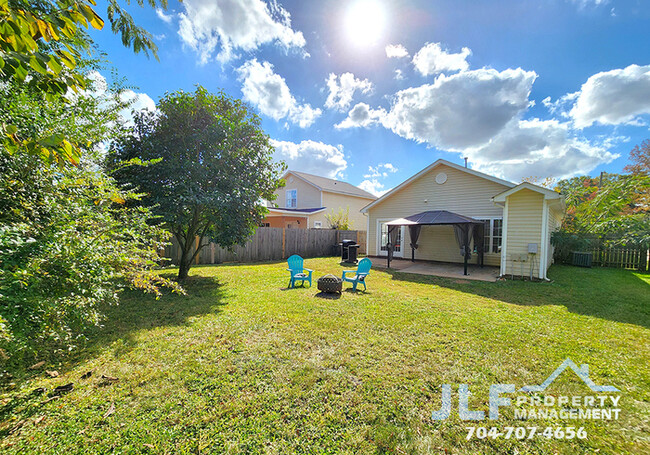 Building Photo - Charming 3 Bed/2 Bath Ranch in Charlotte!